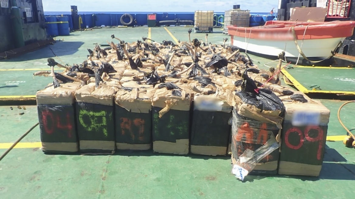 Το Πολεμικό Ναυτικό της Γαλλίας κατέσχεσε 2,4 τόνων κοκαΐνης στον Ειρηνικό
