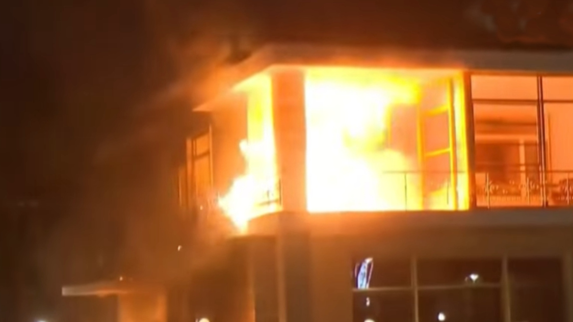 Φωτιά στην πρώην έπαυλη του Χότζα κατά τη διάρκεια επεισοδίων στα Τίρανα, δείτε βίντεο