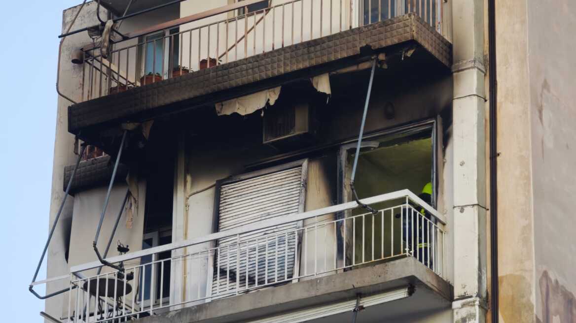 Φωτιά σε διαμέρισμα στον Ταύρο: Ανέσυραν έναν άνδρα χωρίς τις αισθήσεις του