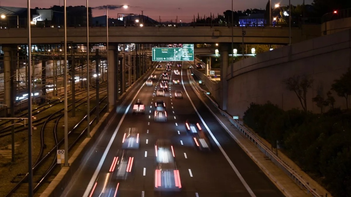 Video: Σοκαριστική αντίδραση οδηγού στην Αττική Οδό