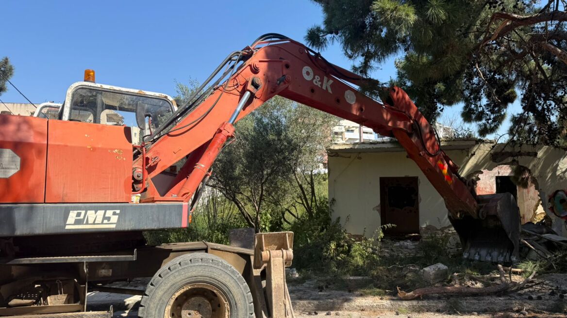Κατεδαφίστηκαν αυθαίρετα στο ρέμα της Πικροδάφνης στο Παλαιό Φάληρο, τέλος σε πρόβλημα δεκαετιών
