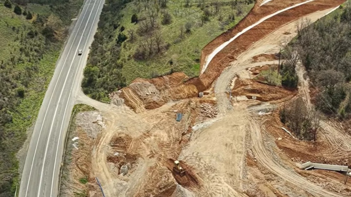 Video:  Που γίνονται τα απίστευτα έργα πάνω στον γκρεμό;