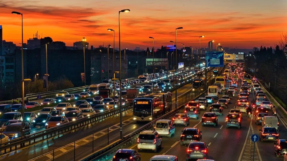 Τρέχουν να ασφαλίσουν τα αυτοκίνητά τους