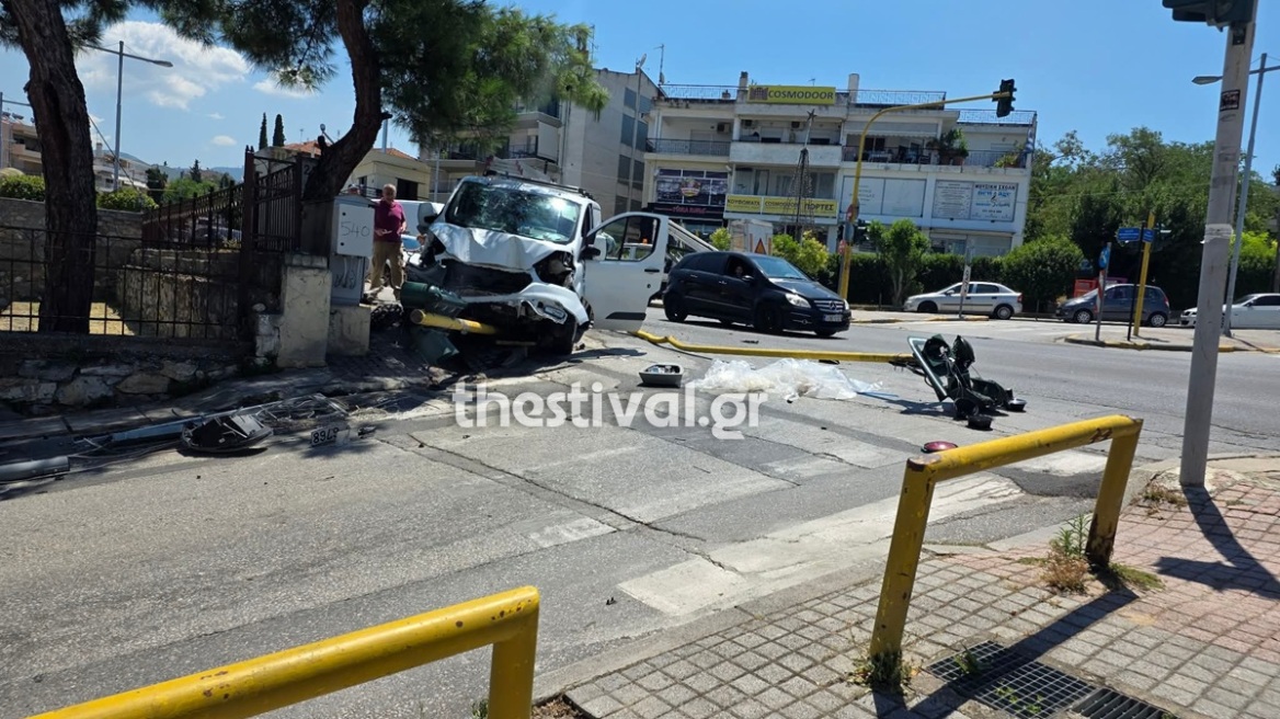 Σοβαρό τροχαίο στην Πυλαία: Φορτηγό έχασε τα φρένα του και καρφώθηκε σε βανάκι που προσέκρουσε σε φανάρι, δείτε φωτογραφίες