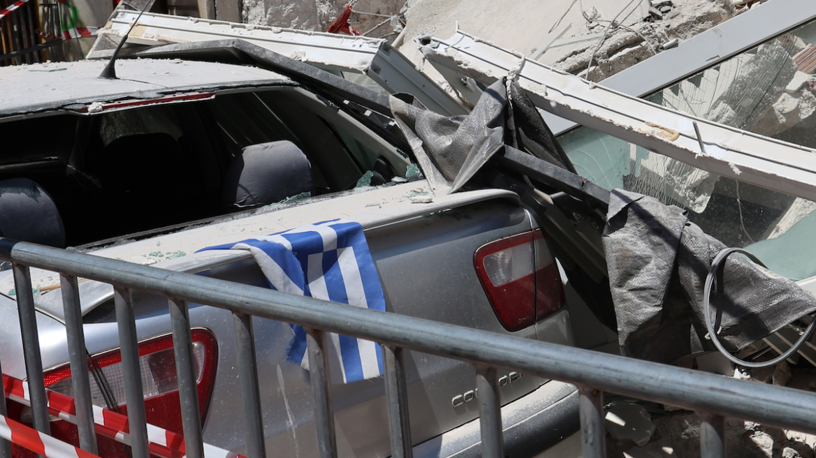 Ποιος πληρώνει για τα αυτοκίνητα που καταστράφηκαν από την κατάρρευση της πολυκατοικίας;