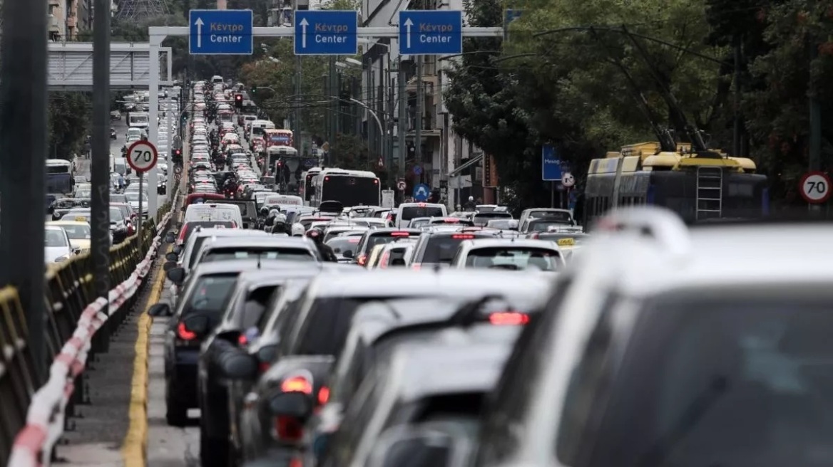 Στο «κόκκινο» η κίνηση: Καθυστερήσεις σε Κηφισό και Αττική Οδό, τροχαίο με τέσσερα ΙΧ στον Καρέα
