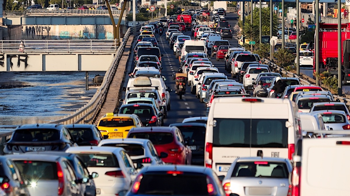 Τρέχουν να ασφαλίσουν τα αυτοκίνητά τους
