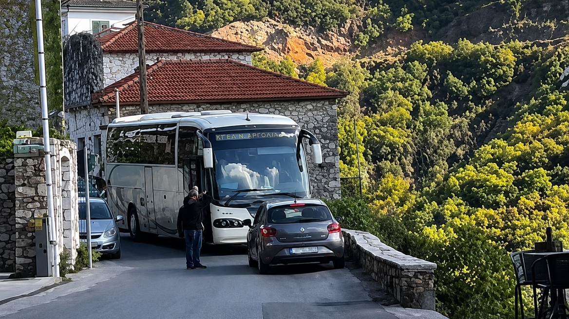 Δεν χωρούσαν αυτοκίνητο και λεωφορείο – Η όπισθεν που έγινε viral στην Ελλάδα και ποιός πληρώνει