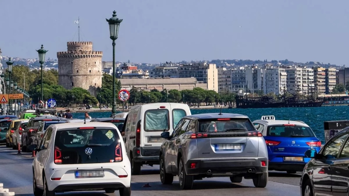Τοποθετούν έξυπνες πινακίδες με ραντάρ έξω από σχολεία