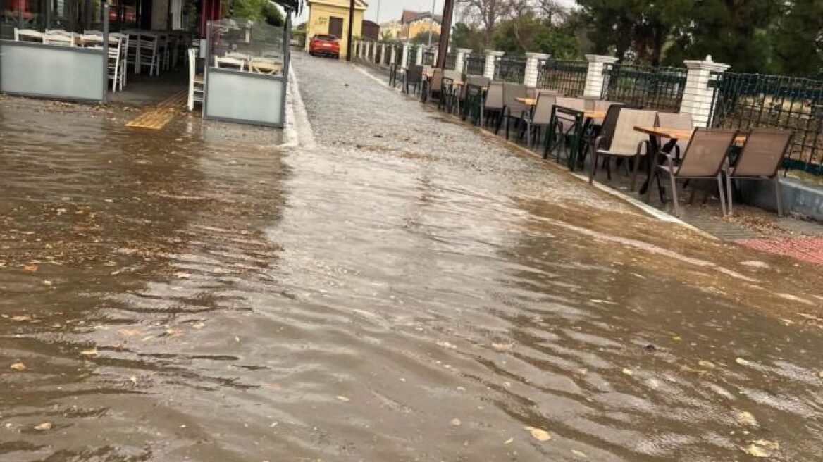 Σφοδρή βροχόπτωση και χαλάζι στον Βόλο, πλημμύρισαν οι δρόμοι, δείτε βίντεο και φωτογραφίες
