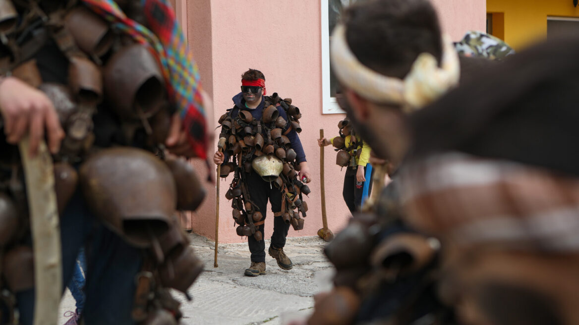 Οι «Κουδουνάτοι»: Ένα διονυσιακό έθιμο της Αποκριάς στον Μεσότοπο Λέσβου