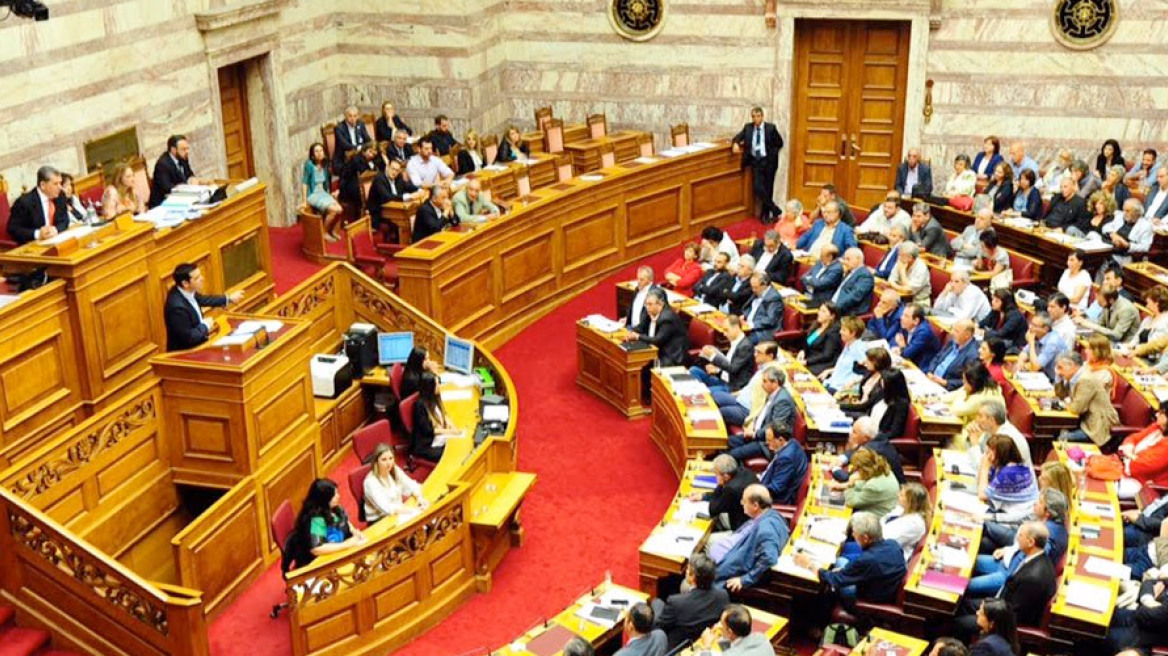 Σε εξέλιξη η ονομαστική ψηφοφορία για το δημοψήφισμα - Δείτε LIVE