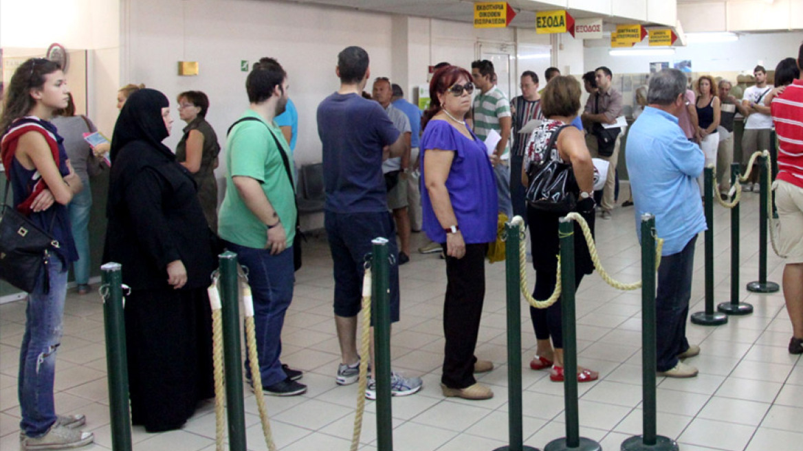 Πίνακες: Έτσι θα γίνει η αυξημένη παρακράτηση σε μισθούς και συντάξεις