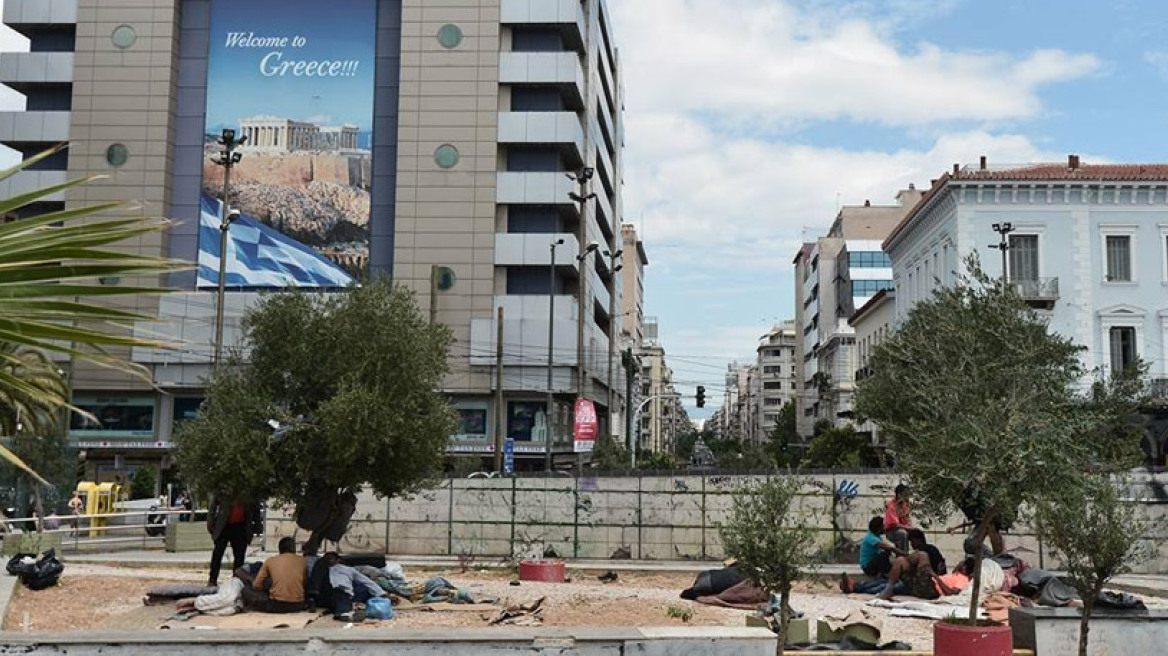 Φωτογραφίες: Μετανάστες λιάζονται στην Ομόνοια