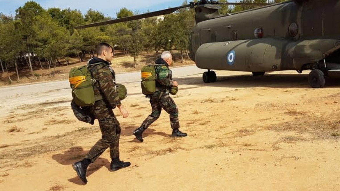 Ο αρχηγός ΓΕΕΘΑ ξανάγινε κομάντο: Έκανε άλμα από Σινούκ και κατάδυση μαζί με «βατράχια»