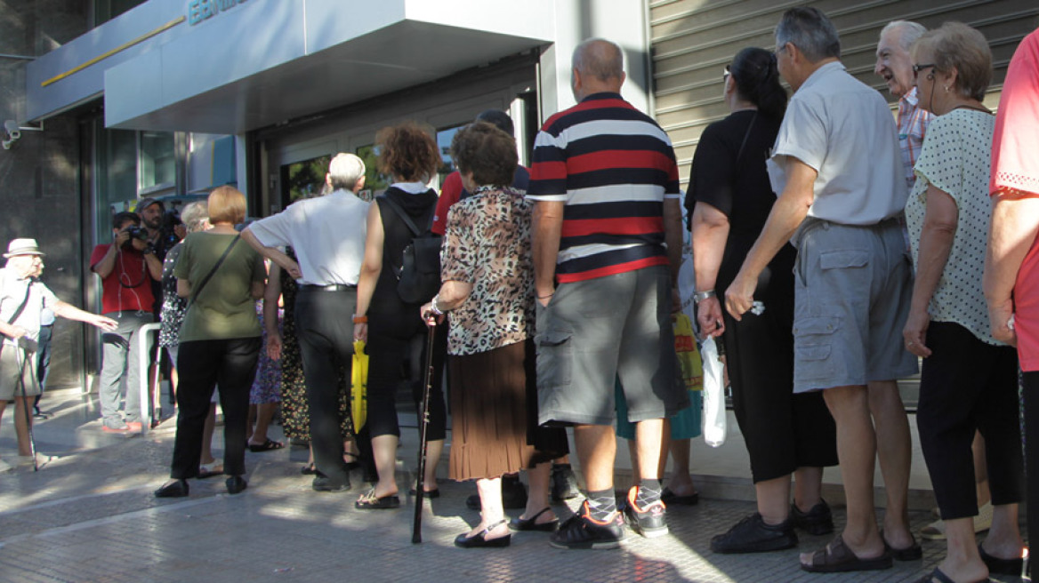 Σοκ σήμερα μπροστά από τα ΑΤΜ: Οι μειώσεις στις επικουρικές φτάνουν το 50%