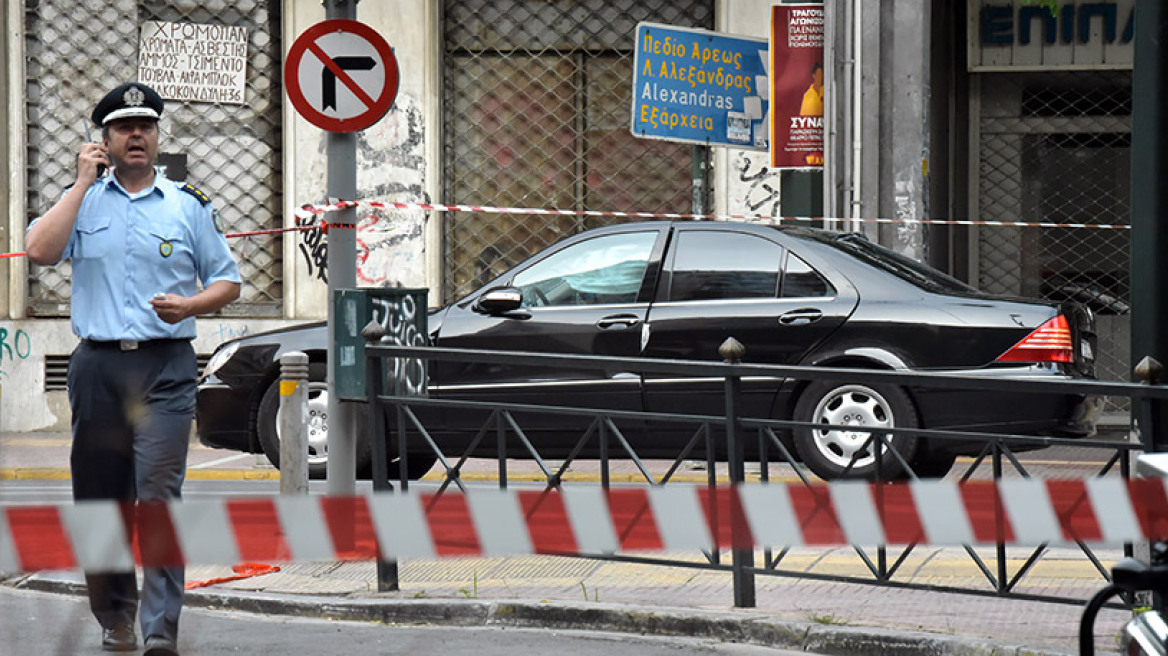 Κάμερα κατέγραψε τον φρουρό του Παπαδήμου με το φάκελο-βόμβα στη Βουλή