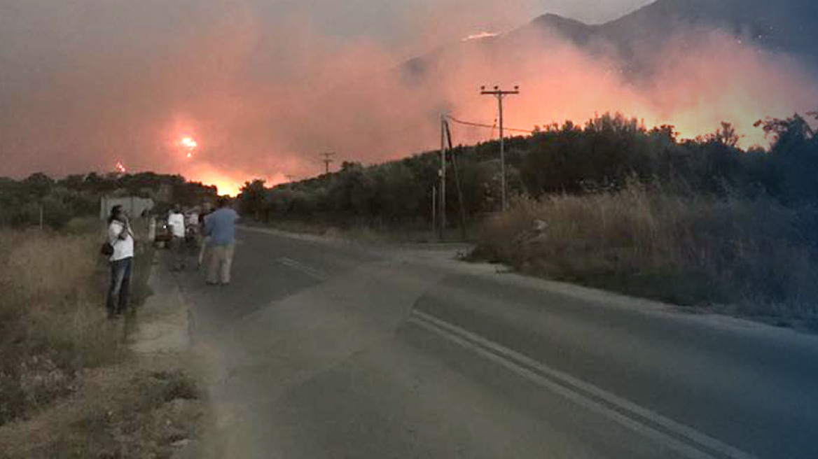 Σε πύρινο κλοιό η Ελλάδα: Μαίνονται οι φωτιές σε Μέγαρα, Κέρκυρα