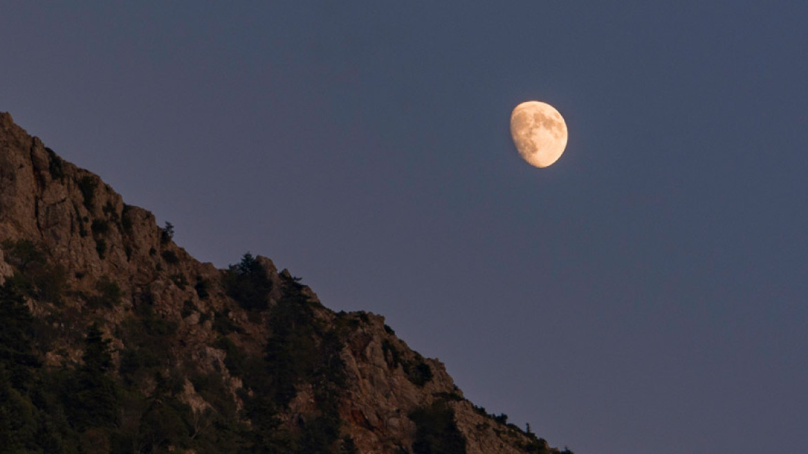 Είχε ατμόσφαιρα και νερό η Σελήνη; Η NASA απαντά «ναι»!