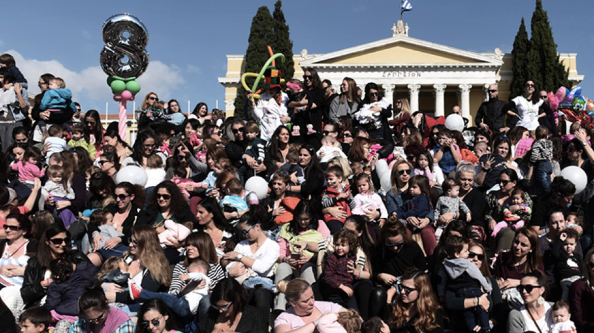 Ζάππειο: Μαμάδες θήλασαν δημόσια για 8η συνεχή χρονιά