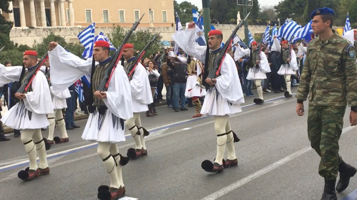 Βίντεο: Εν μέσω αποθέωσης και υπό το «Μακεδονία Ξακουστή» η αλλαγή φρουράς στο Σύνταγμα