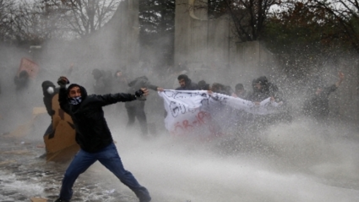 Συγκρούσεις φοιτητών - αστυνομικών σε 'Αγκυρα και Κωνσταντινούπολη