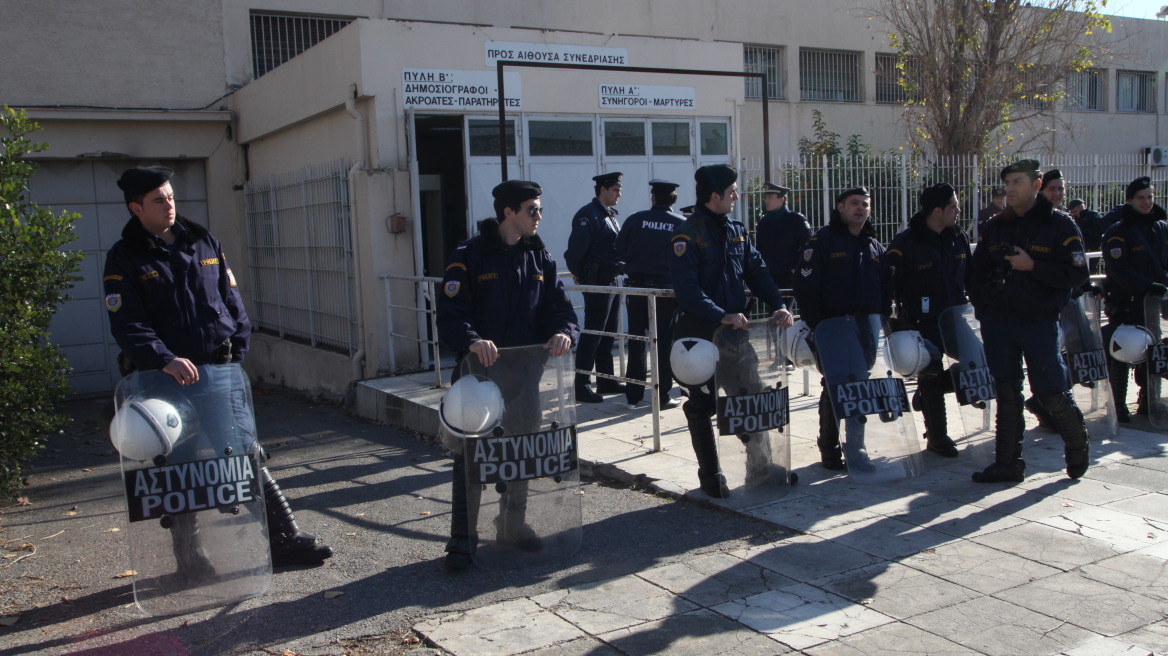 Ερήμην κατηγορουμένων και δικηγόρων η δίκη για τους «Πυρήνες»