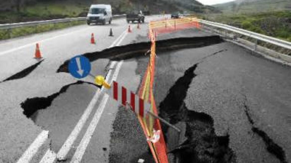 Κατολισθαίνει η εθνική οδός Τρίπολης- Καλαμάτας