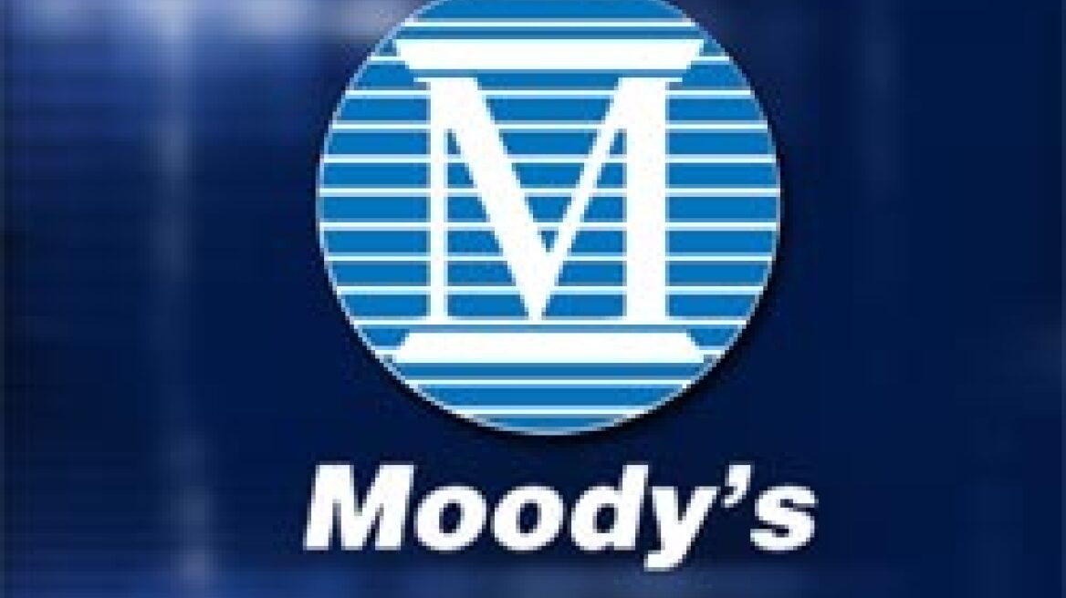 Η Moody's υποβάθμισε έξι ελληνικές τράπεζες