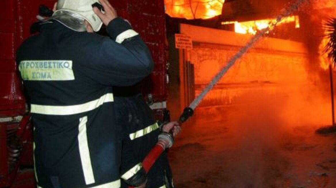 Φωτιά σε κατάστημα στον Άγιο Δημήτριο