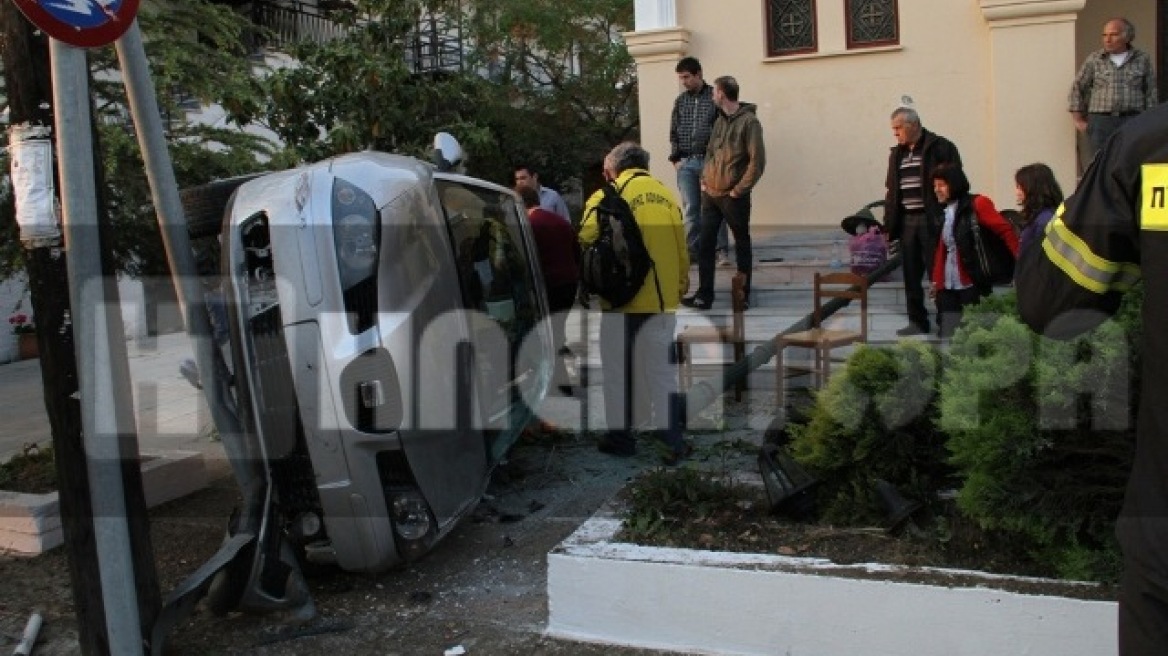 Αυτοκίνητο ήρθε τούμπα στην αυλή της εκκλησίας 