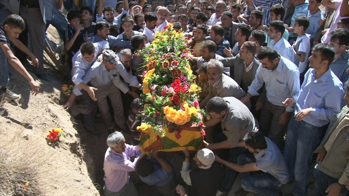 Επεισόδια σε κηδεία μαχητών του PKK στην Τουρκία 