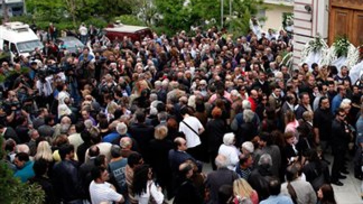 Overwhelming crowd saying goodbye to Thanasis Veggos