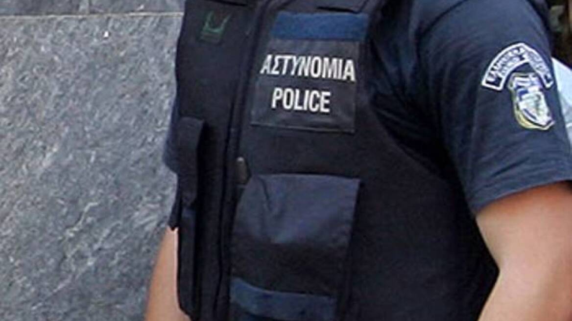 Αστυνομικός βασάνισε αλύπητα έγκυο φοράδα!  