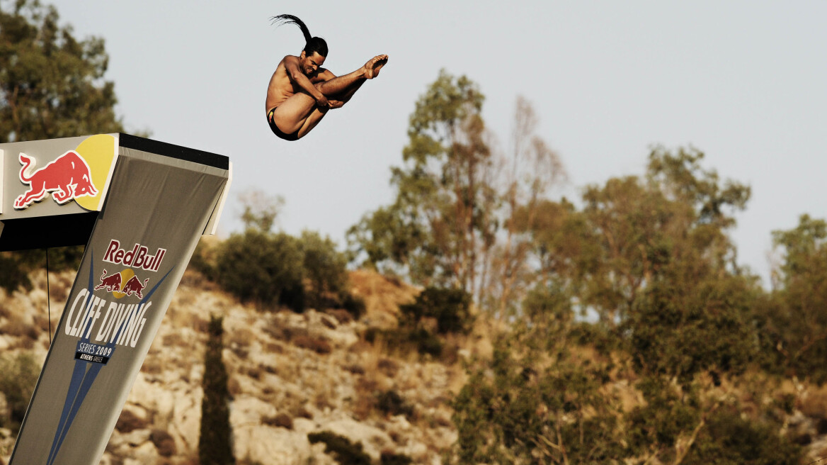 Red Bull Cliff Diving και protothema.gr στη Βουλιαγμένη