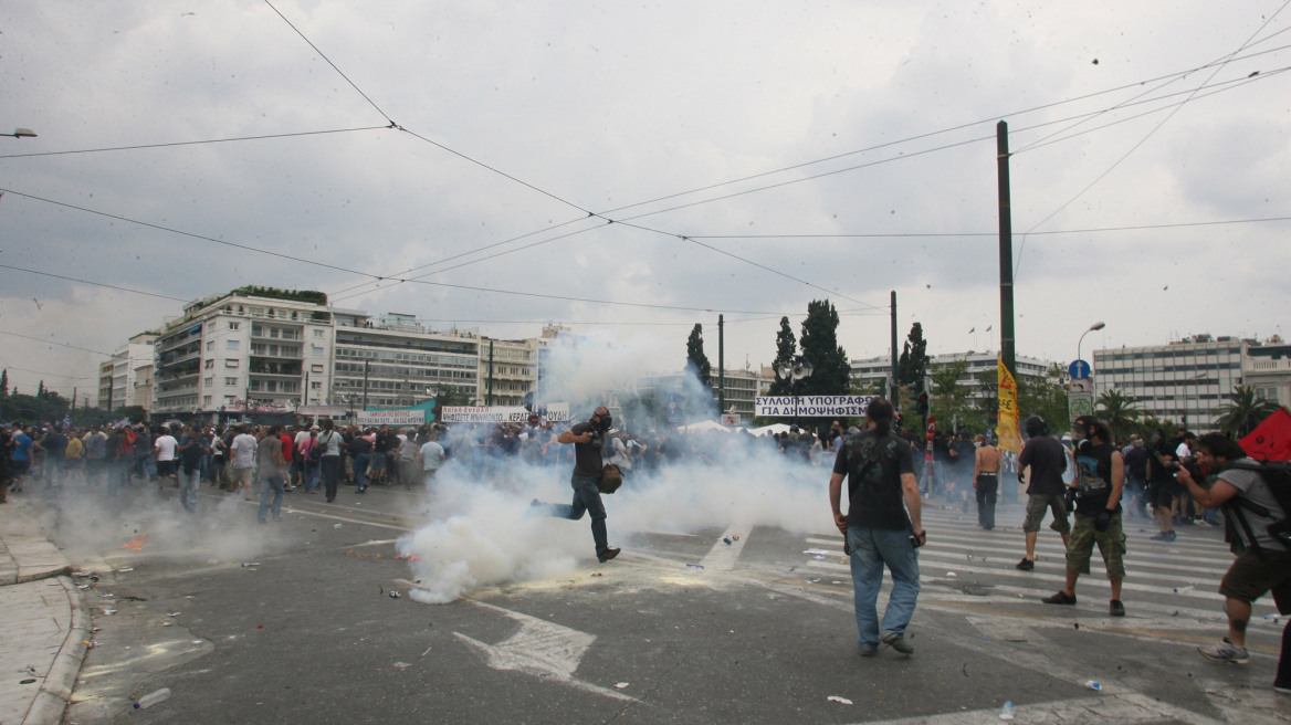 Απώθησαν τους κουκουλοφόρους οι Αγανακτισμένοι