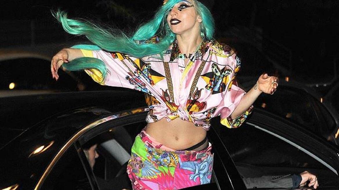 Τα πολύχρωμα Versace της Gaga