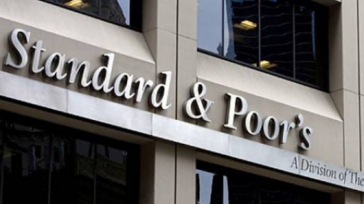 Η Standard & Poor's υποβάθμισε 4 ελληνικές τράπεζες