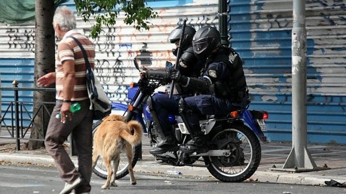 Αστυνομικός πήγε να χτυπήσει τον «Λουκάνικο»!