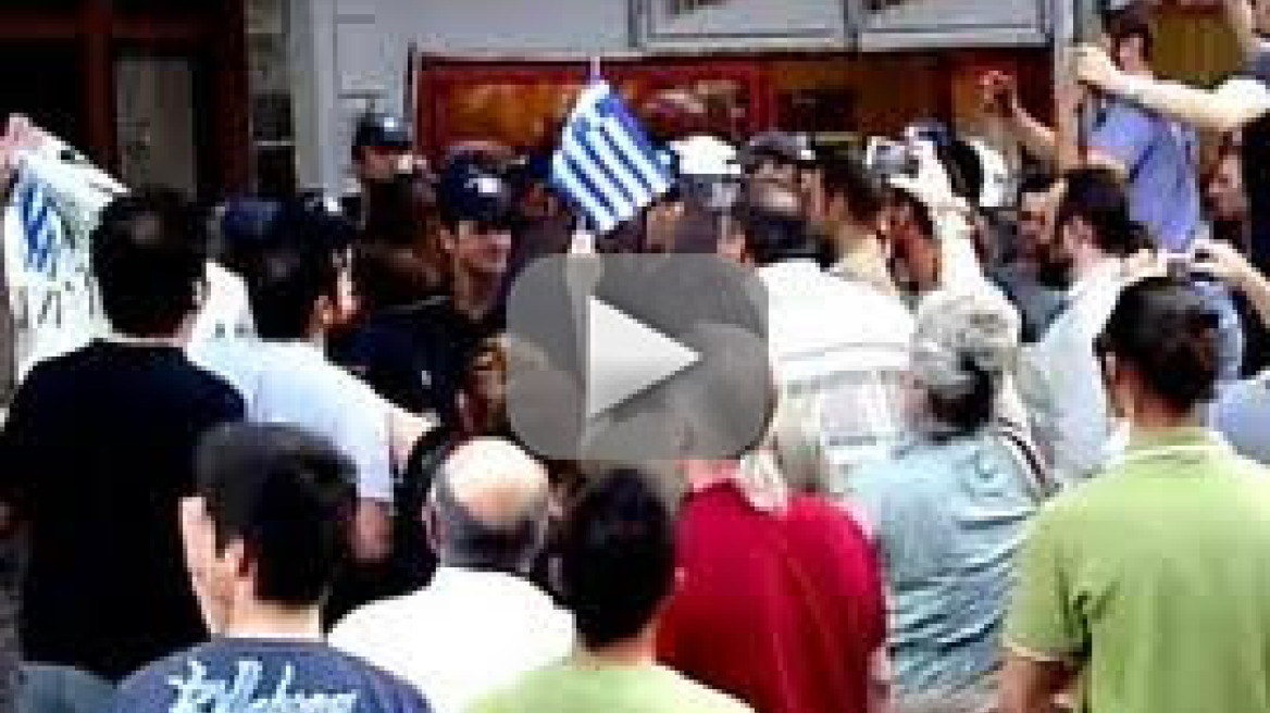 "Θερμό επεισόδιο" Ξυνίδη - Αγανακτισμένων