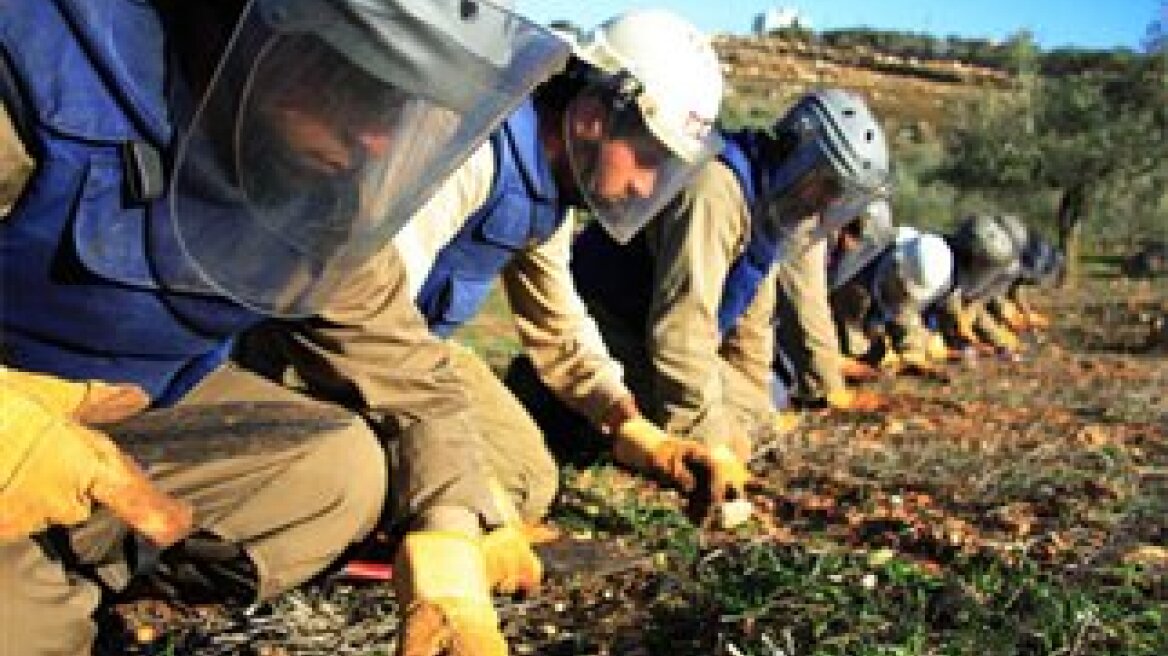 Έλληνες πυροτεχνουργοί στη ναυτική βάση Εθνικής Φρουράς