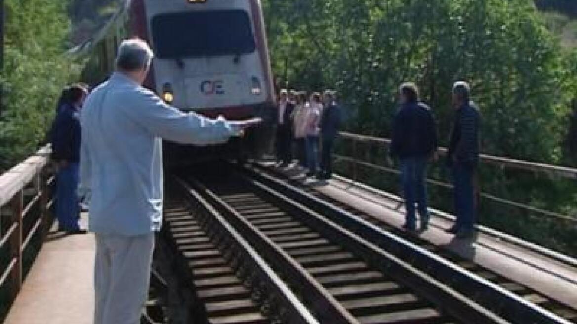 Λάρισα: Οπαδοί έκλεισαν τις σιδηροδρομικές γραμμές