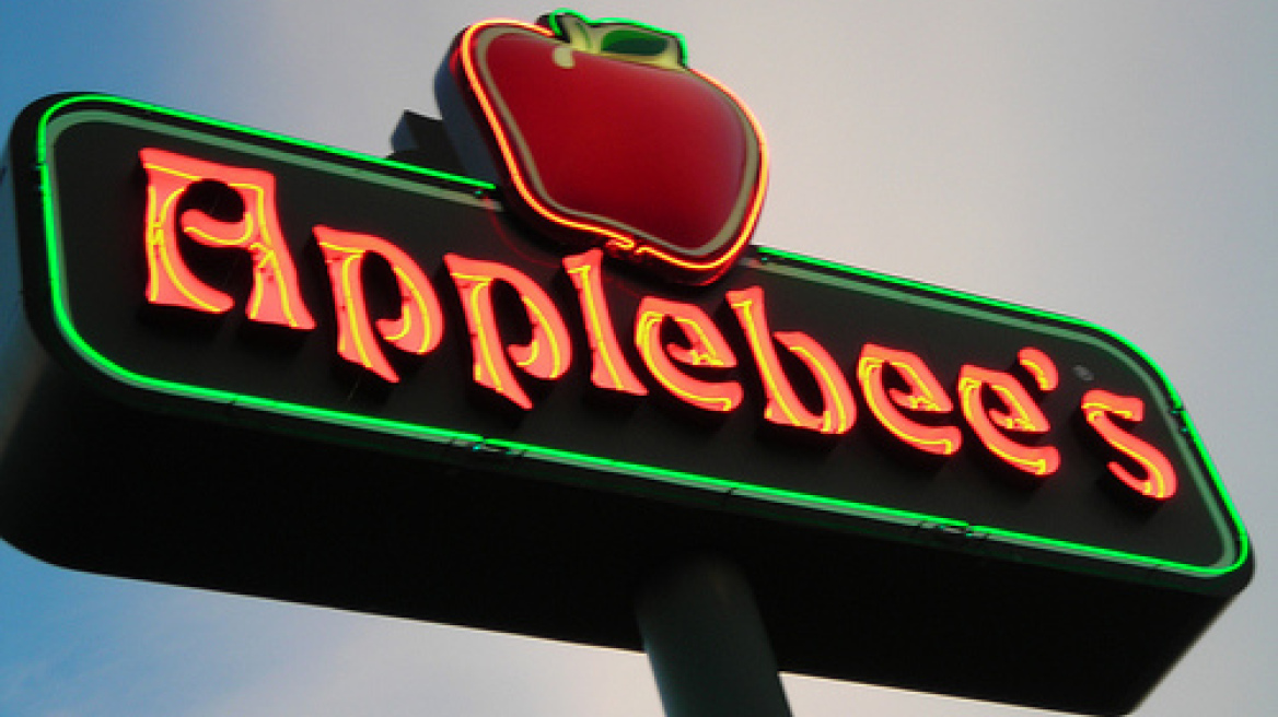 Οι εργαζόμενοι δουλεύουν μόνοι τους τα Applebee΄s