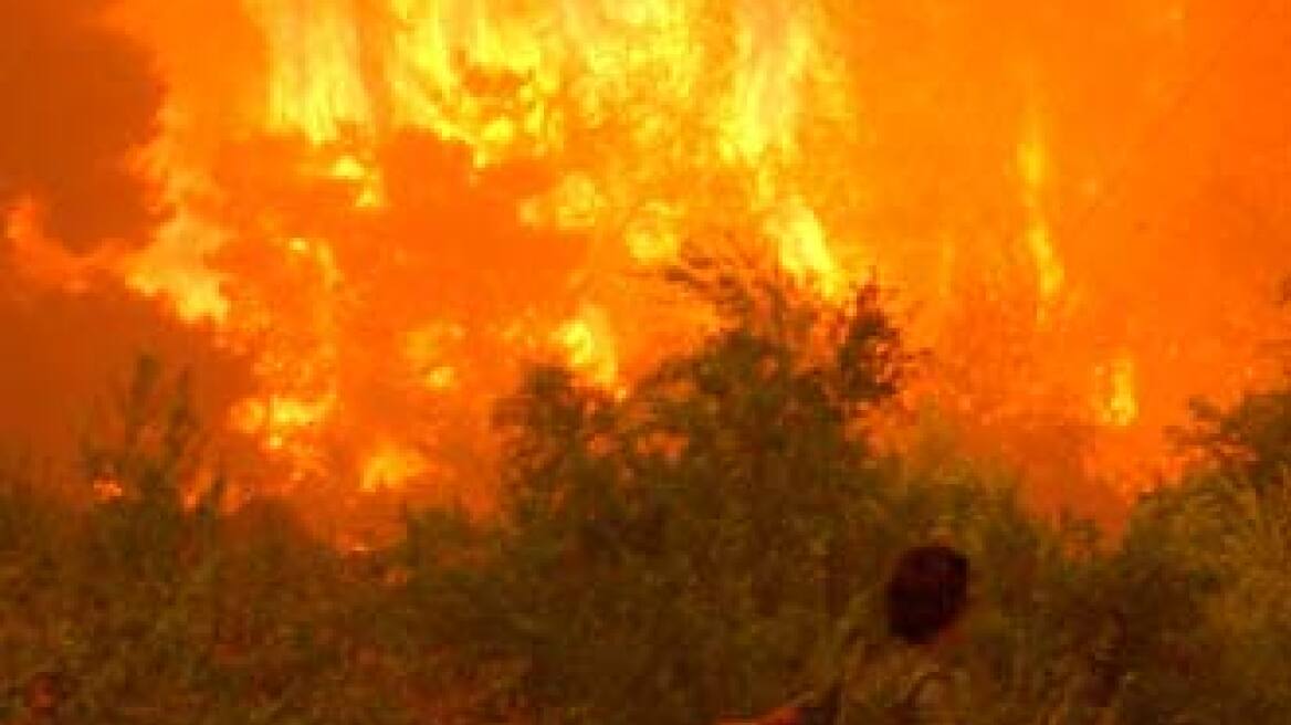 Μαίνεται η πρώτη μεγάλη πυρκαγιά στη Λάρισα