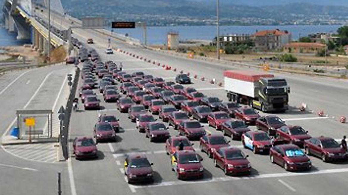 Έκοψαν τη χώρα στα δύο οι ταξιτζήδες 