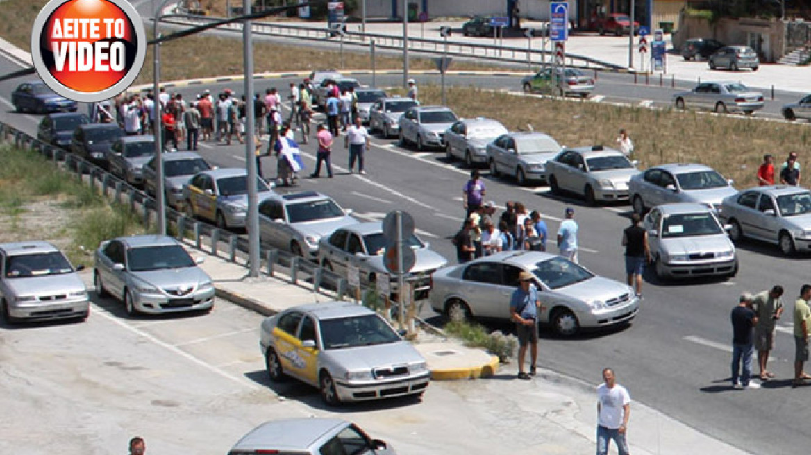 Σηκώνουν τις μπάρες στα διόδια οι ταξιτζήδες