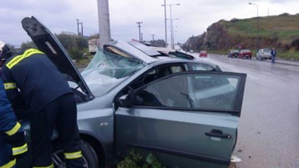 ΙΧ καρφώθηκε σε κολώνα της ΔΕΗ 