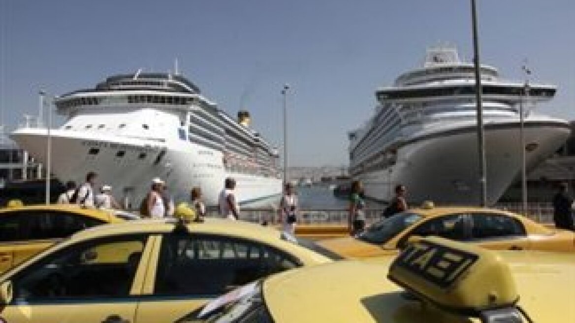 Tourists at Piraeus port become taxi drivers’ “hostages”