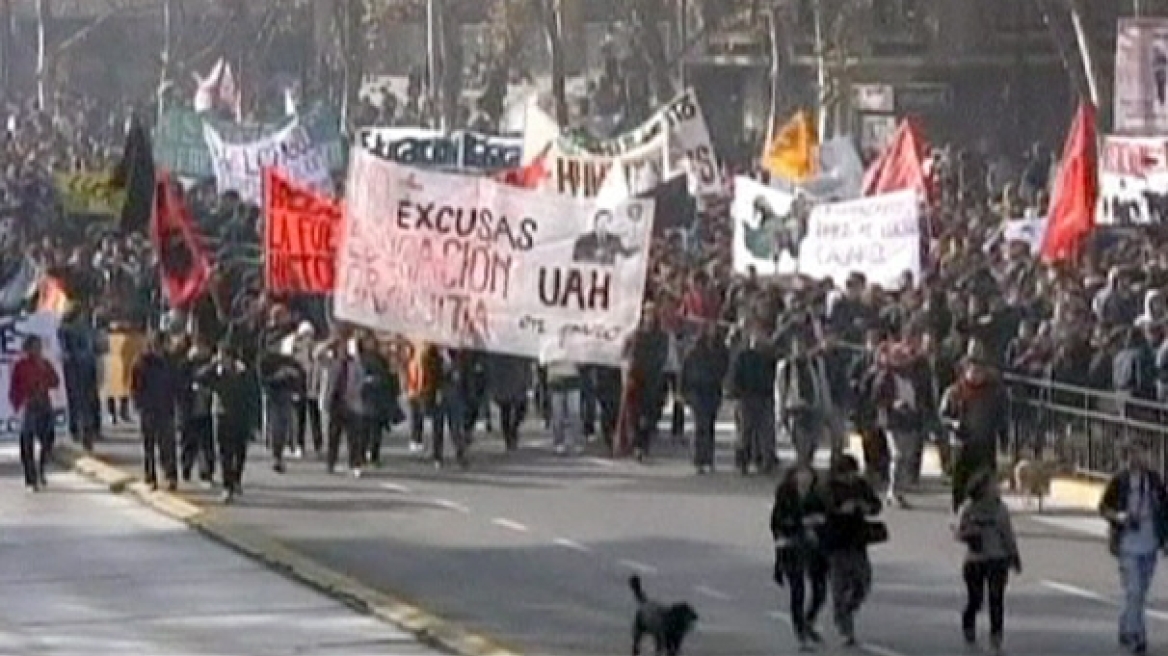 Περίπου 100.000 Χιλιανοί φοιτητές διαδήλωσαν στο Σαντιάγο