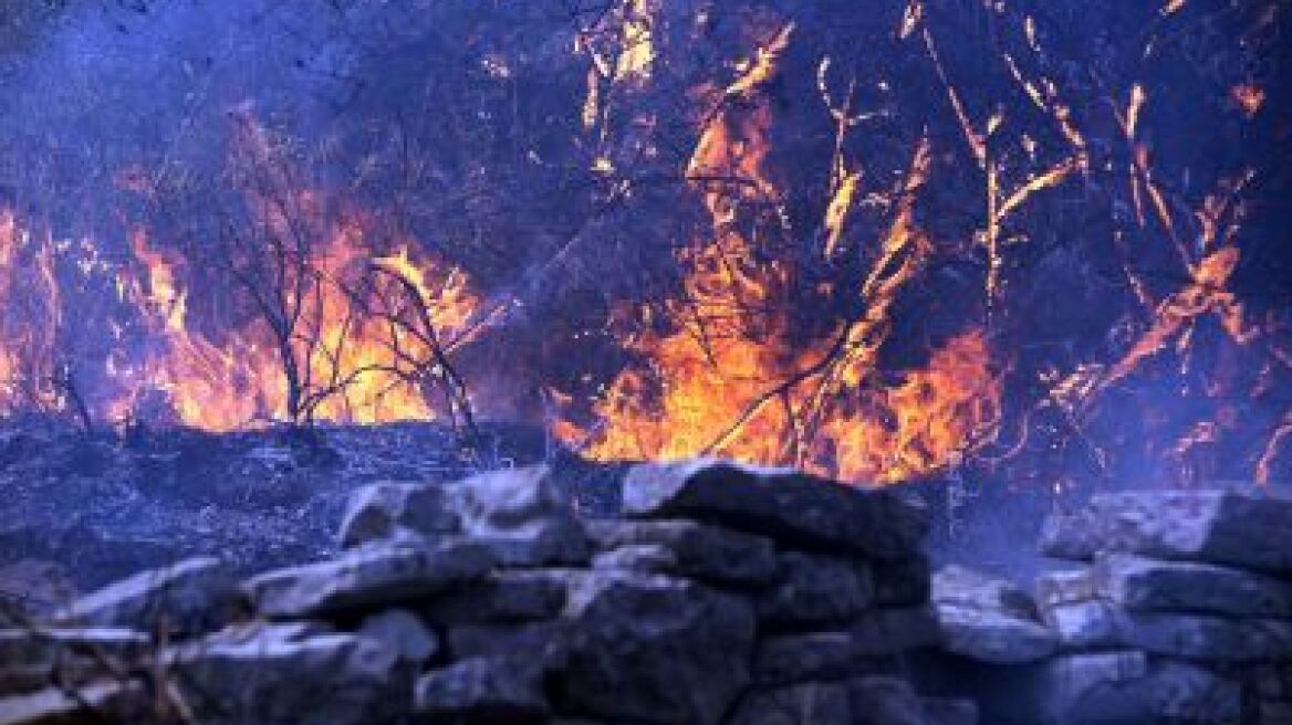 Προσαγωγές για τη φωτιά στον Κουβαρά